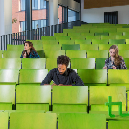 Studierende im Hörsaal Studierende sitzen in einem Hörsaal im Seminargebäude.